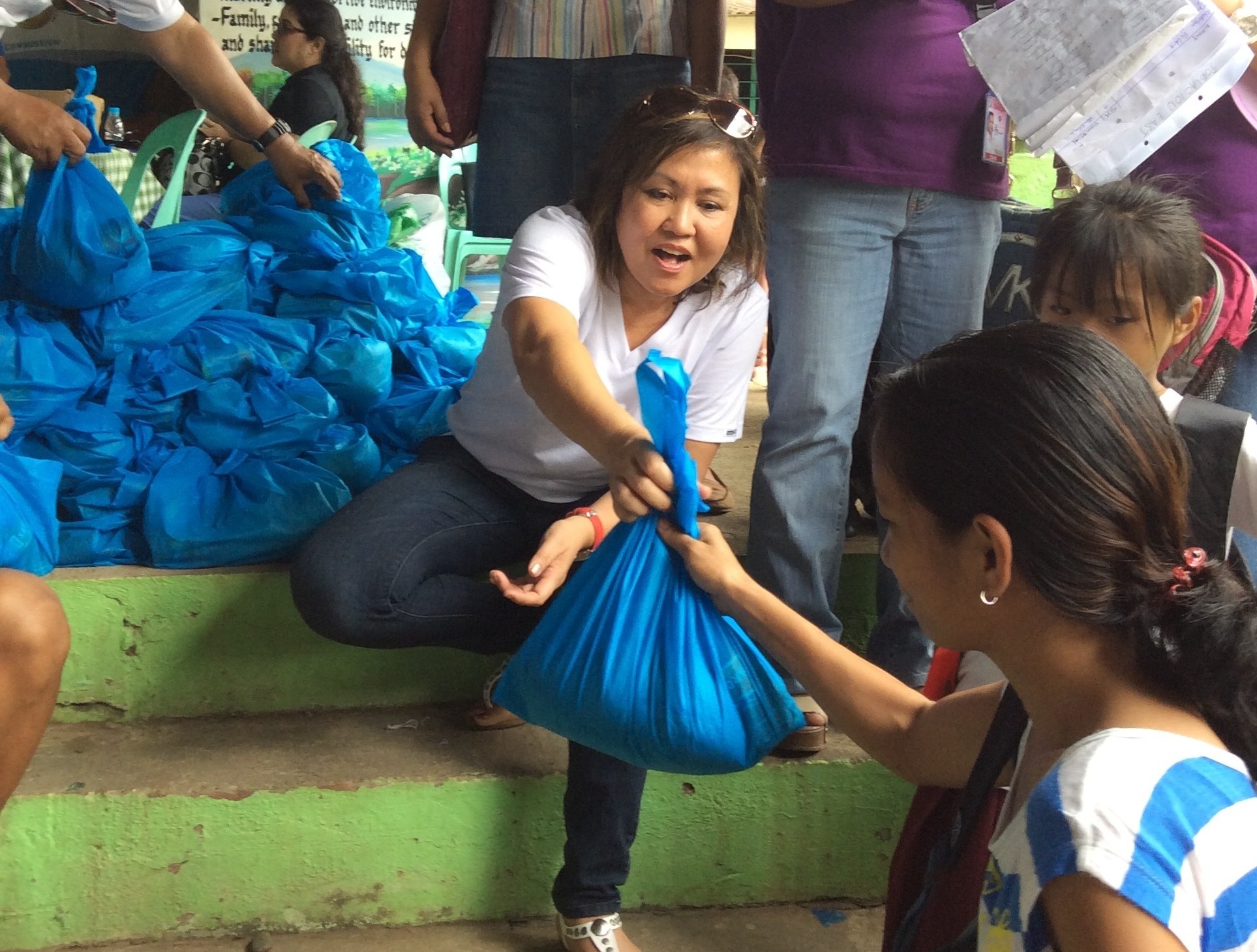 Distributing bags of assorted foods to families in Pugo.